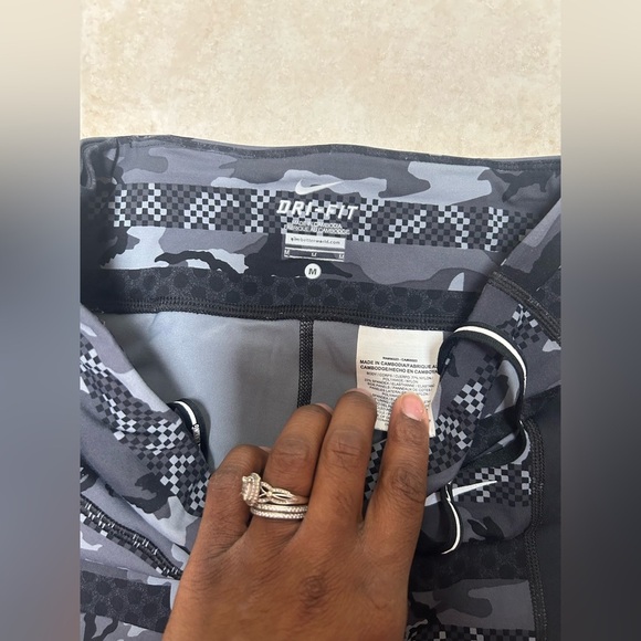 Nike Women's Epic Lux Clash Printed Camo Leggings M 27" full length 686040-021 - Picture 3 of 8